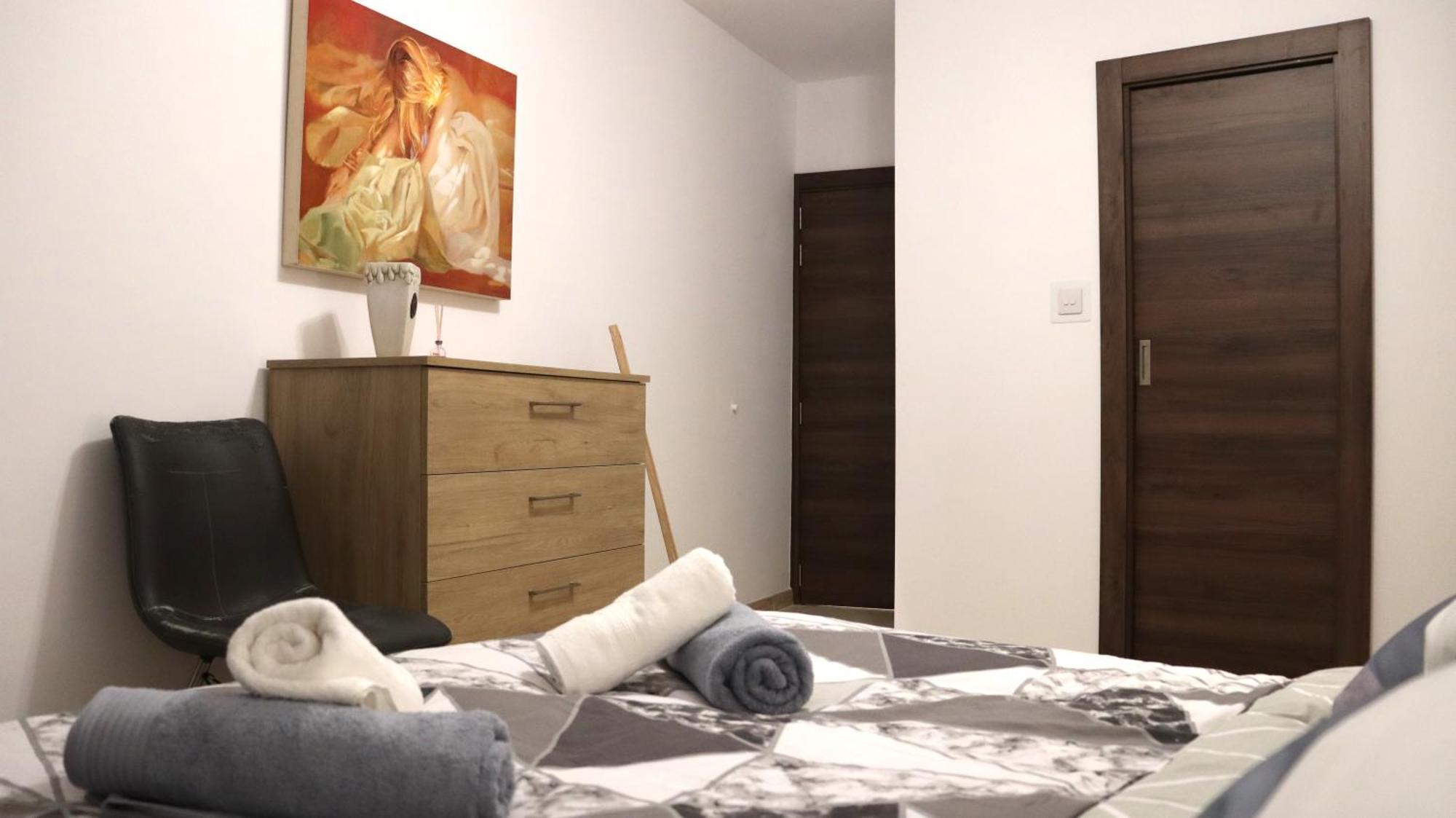 Sc6 - Modern & Spacious 2 Bed Apartment *